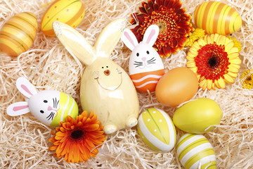 osternest mit blumen, hasen, eiern