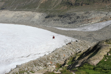 Helikopter nadlatuje z pomocą dla alpinistów