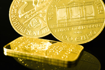 Goldmünzen und Goldbarren, Spiegelung - Nahaufnahme