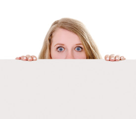 Junge Frau sieht staunend &uuml;ber ein Schild