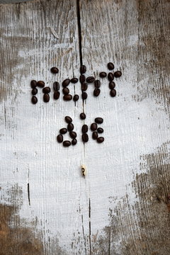 Bohnenbuchstaben, Wortspiel aus Kaffeebohnen und Monstranzbohne