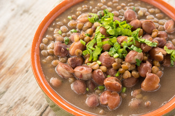 Zuppa di legumi su tavolo in legno