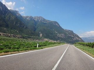 Naklejka premium Трасса в горах летним солнечным днем