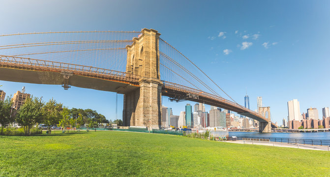 Fototapeta Brooklyn bridge with New York downtown on background