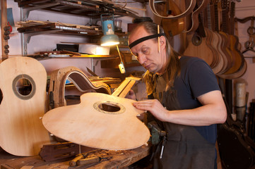 Luthier