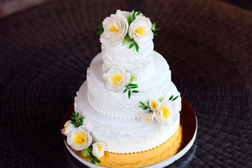 Obraz na płótnie Canvas Naked cake. Wedding rustic cake with flowers.