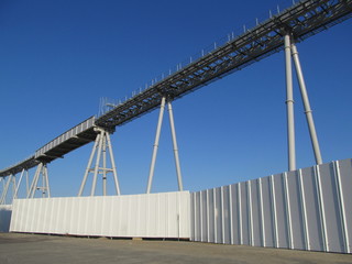 工事のフェンスと橋