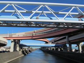 首都高のジャンクションと川