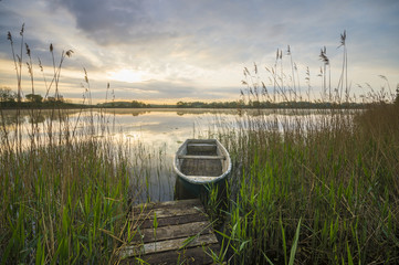 łódka na brzegu jeziora © Mike Mareen