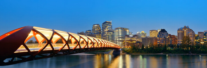 Calgary stadsgezicht met Peace Bridge en wolkenkrabbers in het centrum in Alberta & 39 s nachts, Canada.