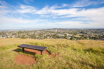 Obraz premium Bench seat from top of Moun Eden for looking over Auckland's c