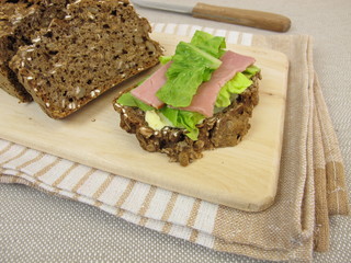 Belegtes Schwarzbrot mit Lachsschinken und Salatblatt