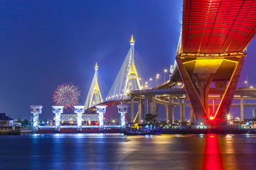 Obraz premium The Bhumibol Bridge, also known as the Industrial Ring Road Bridge is part of the 13 km long Industrial Ring Road connecting southern Bangkok with Samut Prakan Province.