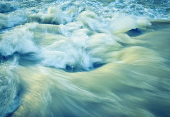 rivière rapide vague d& 39 automne rétro