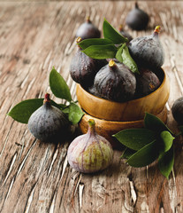 raw figs in a wooden bowl, selective focus