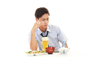 ビールを飲みすぎた男性