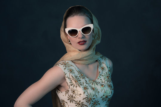 Chique Vintage 50s Fashion Woman Wearing Sunglasses And Scarf Ar