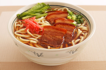 沖縄伝統料理の三枚肉そば