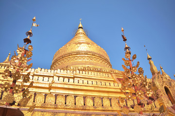 Fototapeta na wymiar Shwe Zi Gone Pagoda in Bagan, Myanmer