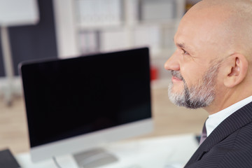 erfolgreicher unternehmer am schreibtisch