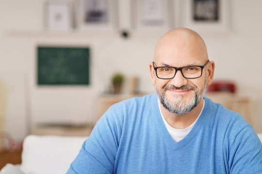 entspannter mann mit vollbart und brille