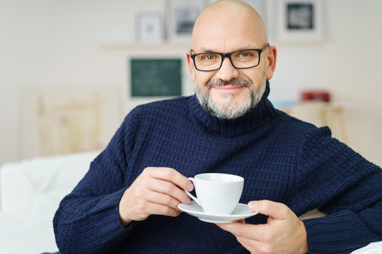 &auml;lterer mann trinkt eine tasse kaffee