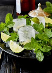 ice glasses of whiskey with mint and lemon
