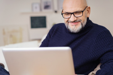 mann mit notebook