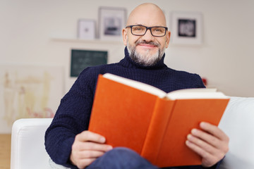 entspannter älterer mann mit einem buch