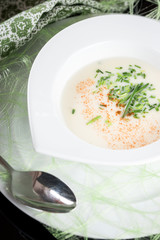 Frische Spargelcremesuppe mit Schnittlauch angerichtet