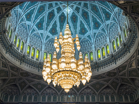 Kronleuchter im Innenraum der Gro&szlig;e Sultan-Qabus-Moschee, 
, Muscat, Maskat, Sultanat Oman, Golfstatt, Arabische Halbinsel, Naher Osten, Asien