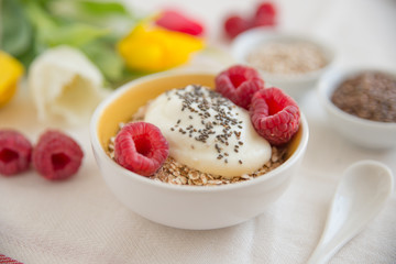 Joghurt mit Müsli und Früchten 