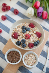 Joghurt mit Müsli und Früchten 