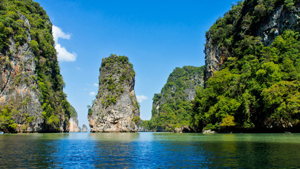Obraz na płótnie Canvas The beautiful uninhabited green islands near Phuket in Thailand 