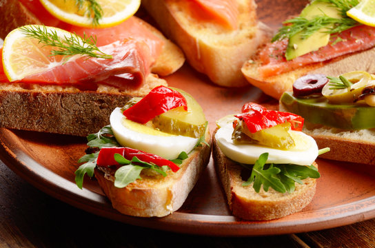 Open sandwiches with salmon, eggs and mussels
