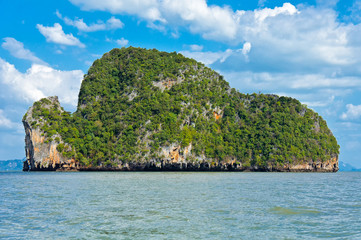 Fototapeta na wymiar Beautiful uninhabited green island in the open sea near Phuket in Thailand