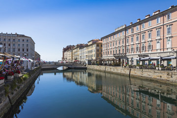 Obraz premium Buildings reflected in the calm sea water of the Canal Grande, T