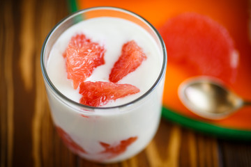 Greek yogurt with red grapefruit 
