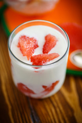 Greek yogurt with red grapefruit 