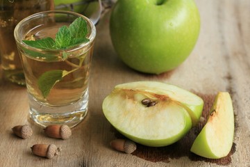 apple grren with juices