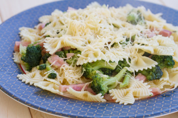 Pasta with ham, broccoli and cheese