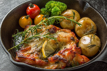 チキンのローズマリー香草焼きHerb firing of the chicken © norikko