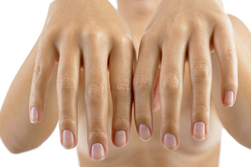 Frau bei Handpflege und Nagelpflege oder Maniküre