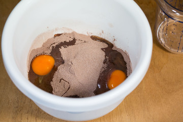 Brownies backen - rohe Eier in Teigschüssel