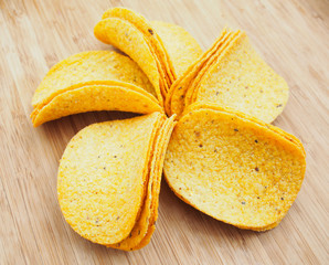 Crispy round corn chips