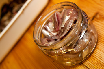 marinierte Sprotten oder Anschovis in einem Glas