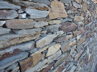 Pared con textura de piedras cortantes.