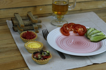 Serving meals to the supply