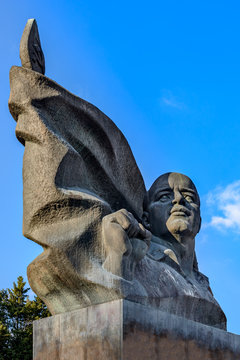 Sozialistische Revolutionskunst: &Uuml;berlebensgro&szlig;e Skulptur im Berliner Ernst-Th&auml;lmann-Park