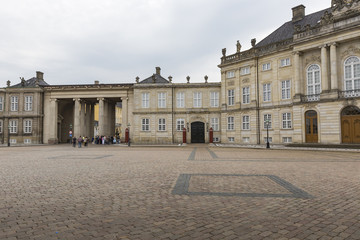 Obraz premium COPENHAGEN, DENMARK -SEPTEMBER 8: Castle Amalienborg with statue